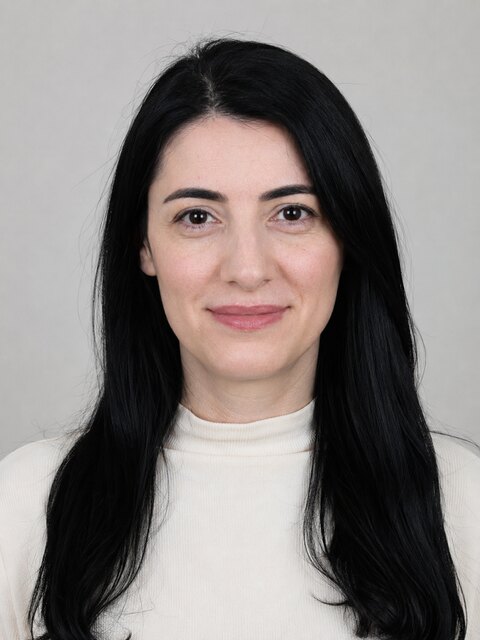 მაღალი კონტრასტი — მკვეთრი ფერები სახესთან